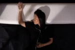 ⁦مخدة ميموري فوم كونتور طويلة⁩ - الصورة ⁦3⁩